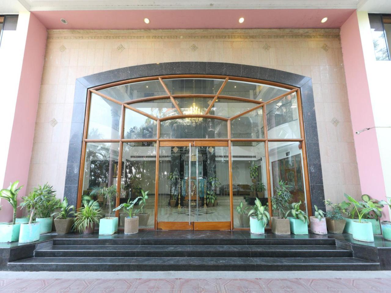 Oyo 1081 Hotel Sindhu International 티루파티 외부 사진